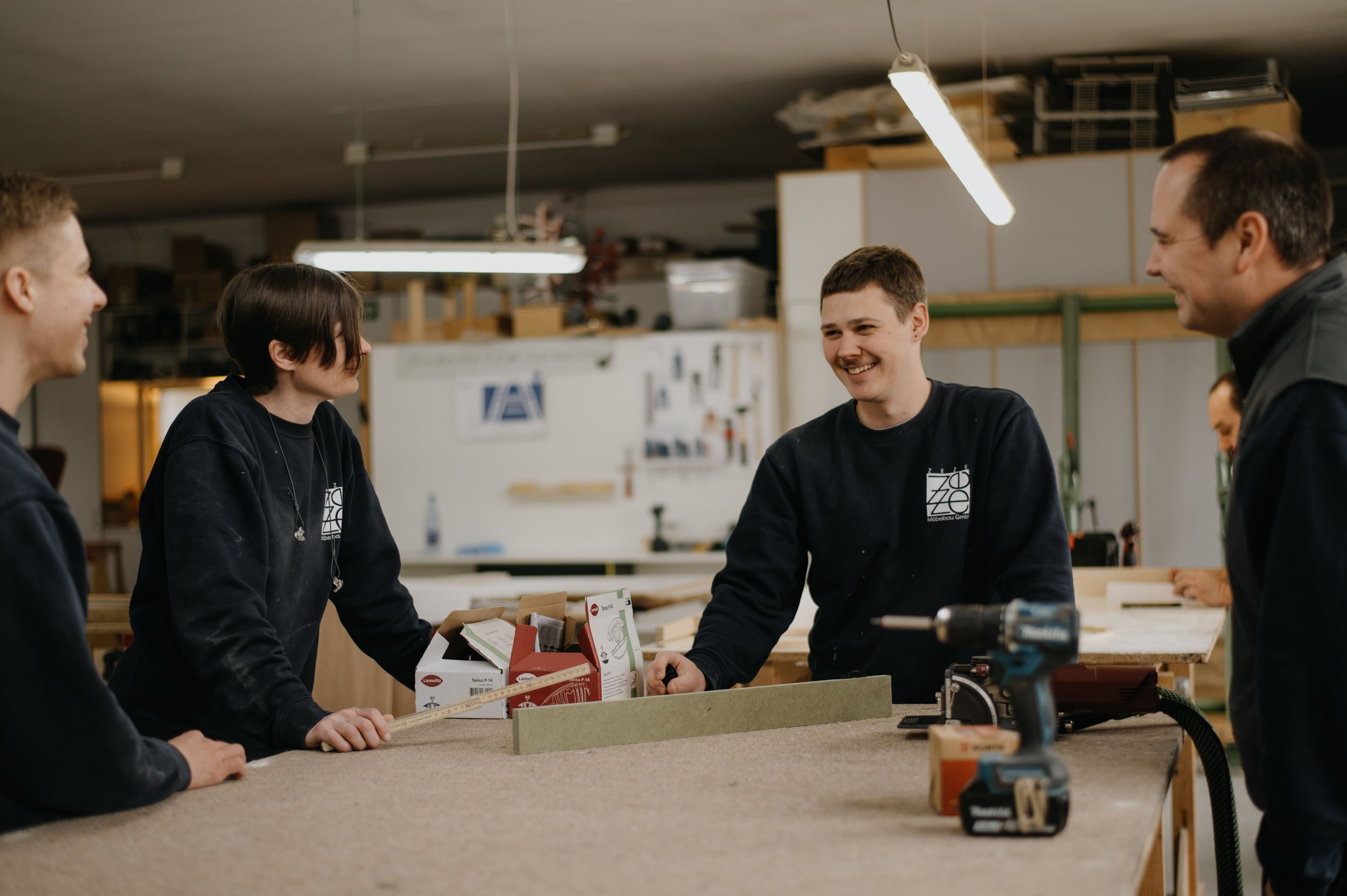 Team in der Werkstatt