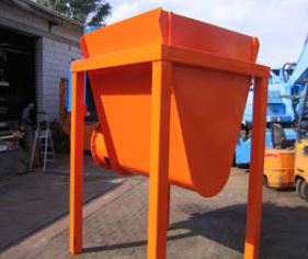 Materialbunker mit hydraulisch angetriebener Austragsschnecke