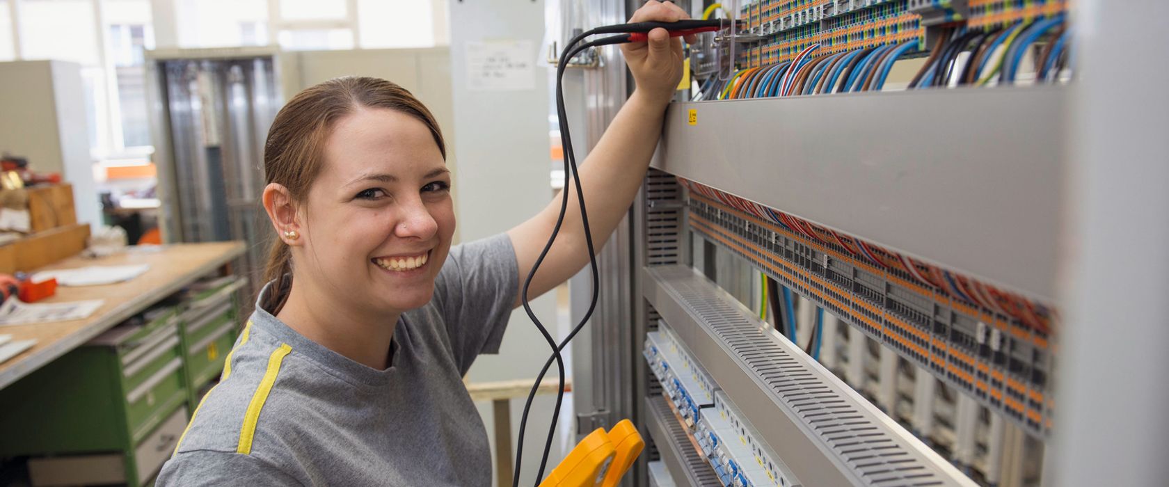 Elektrikerin bei der Arbeit