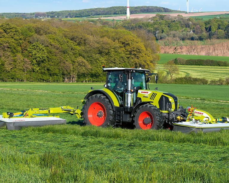 Traktor ARION mit DISCO-Mähwerk