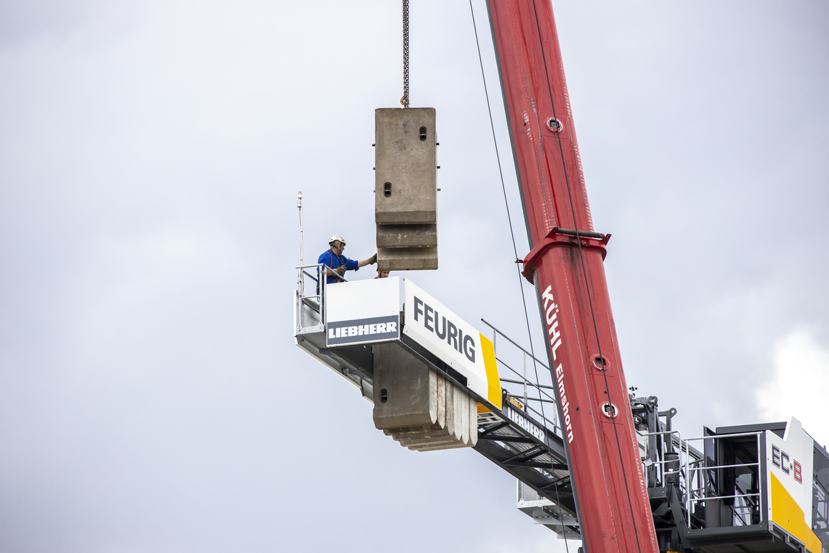Liebherr 125 EC-B Montage im Pergolenviertel Hamburg