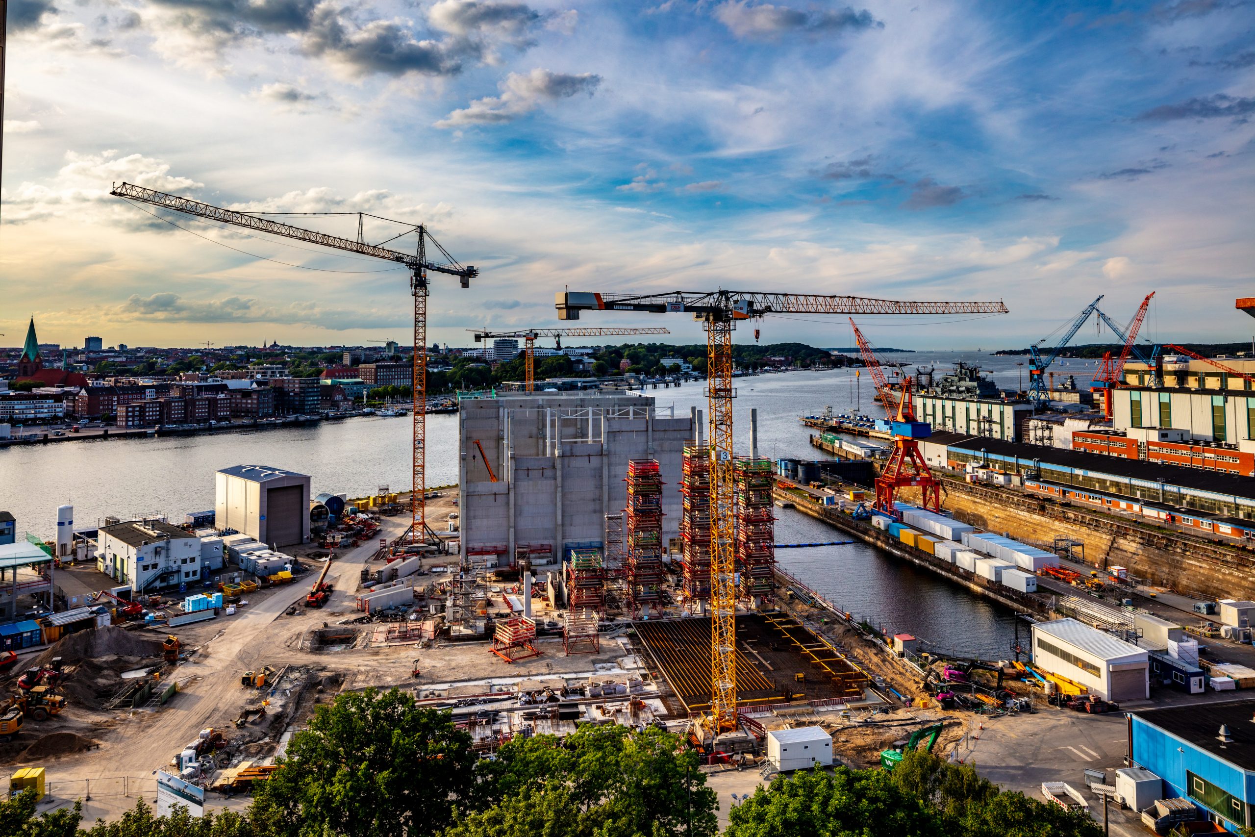 Liebherr 550 EC-B und 370 EC-B auf Schiffswerft Kiel