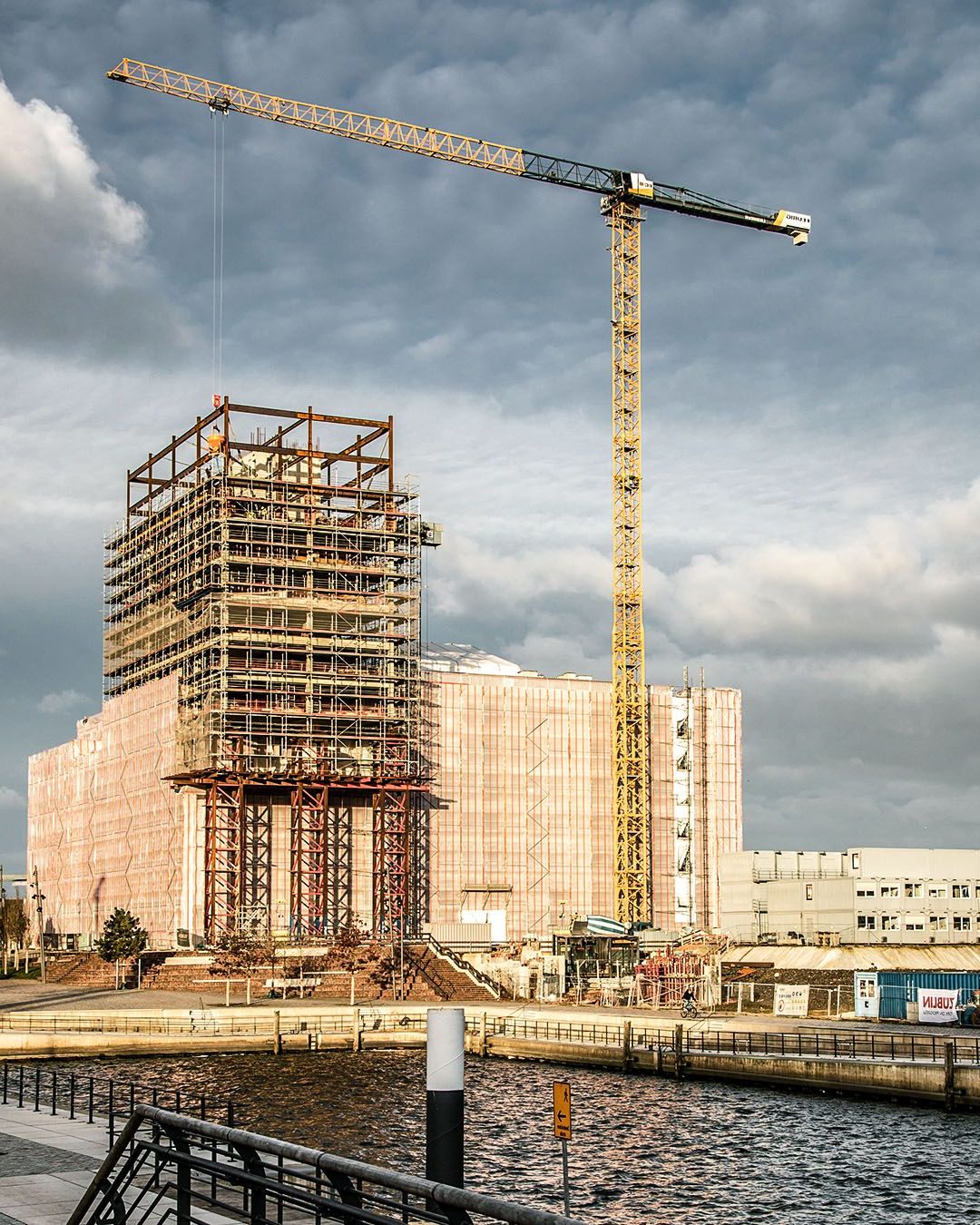 Liebherr 370 EC-B 12 Fibre (HafenCity Hamburg)