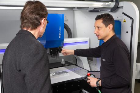 Service im Kundeneinsatz an der DATRON M8cube
