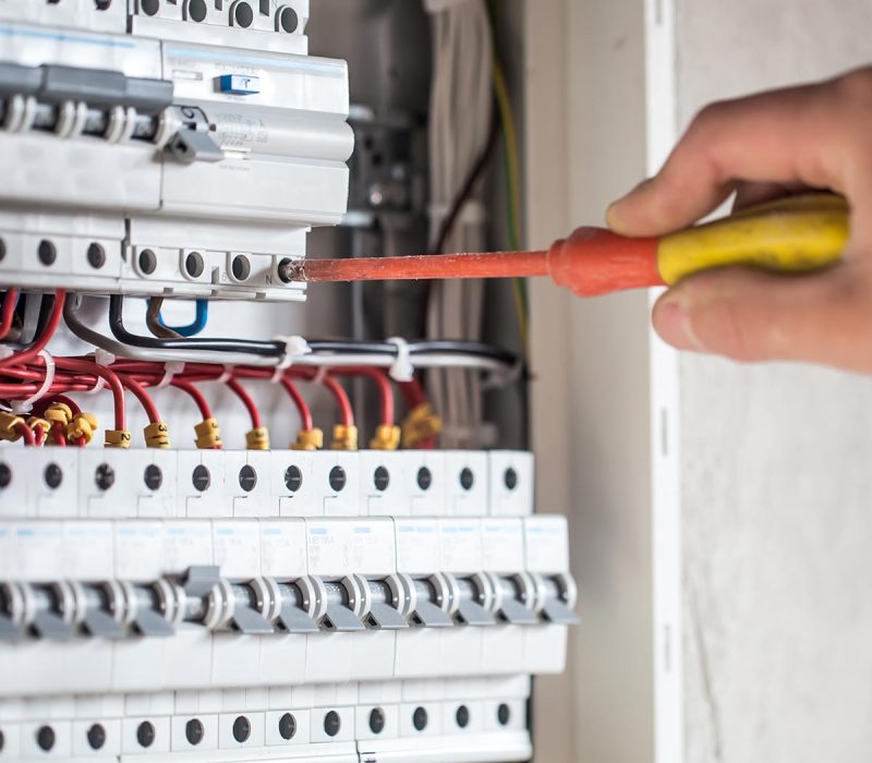 Elektrotechniker bei der Installation von elektrischer Anlage