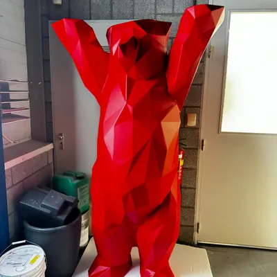 Geometrische Bärenskulptur, lackiert