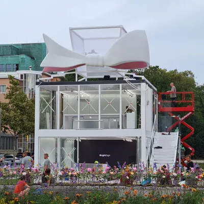 XXL-Schleife als Fassadeninstallation