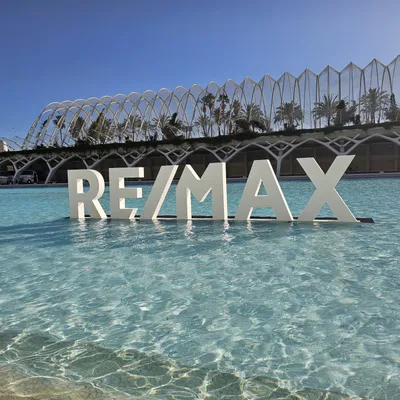 RE/MAX 3D-Buchstaben im Wasserbecken