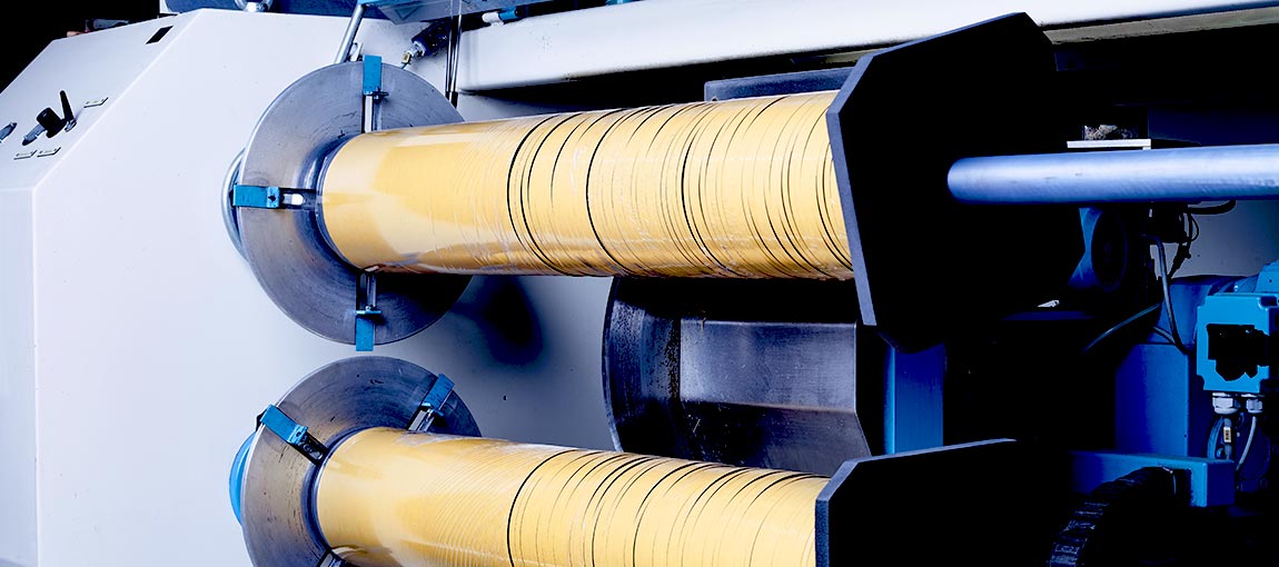 Rollenschneidemaschine in der Produktion