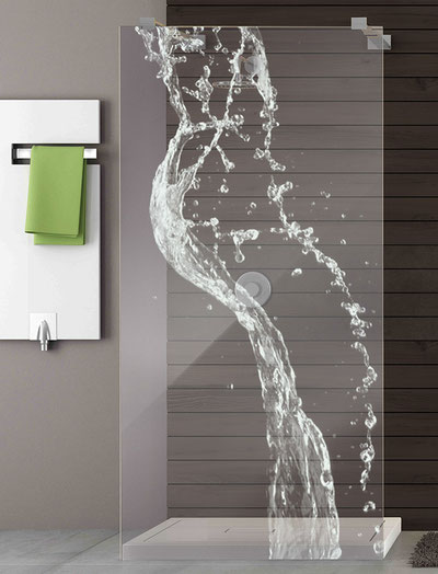 Duschtrennwand aus Glas mit Wasser-Lasermotiv
