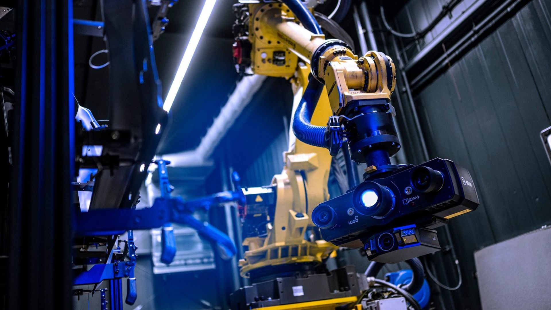 Industrieroboter mit Kamerasystem zur Bauteilanalyse