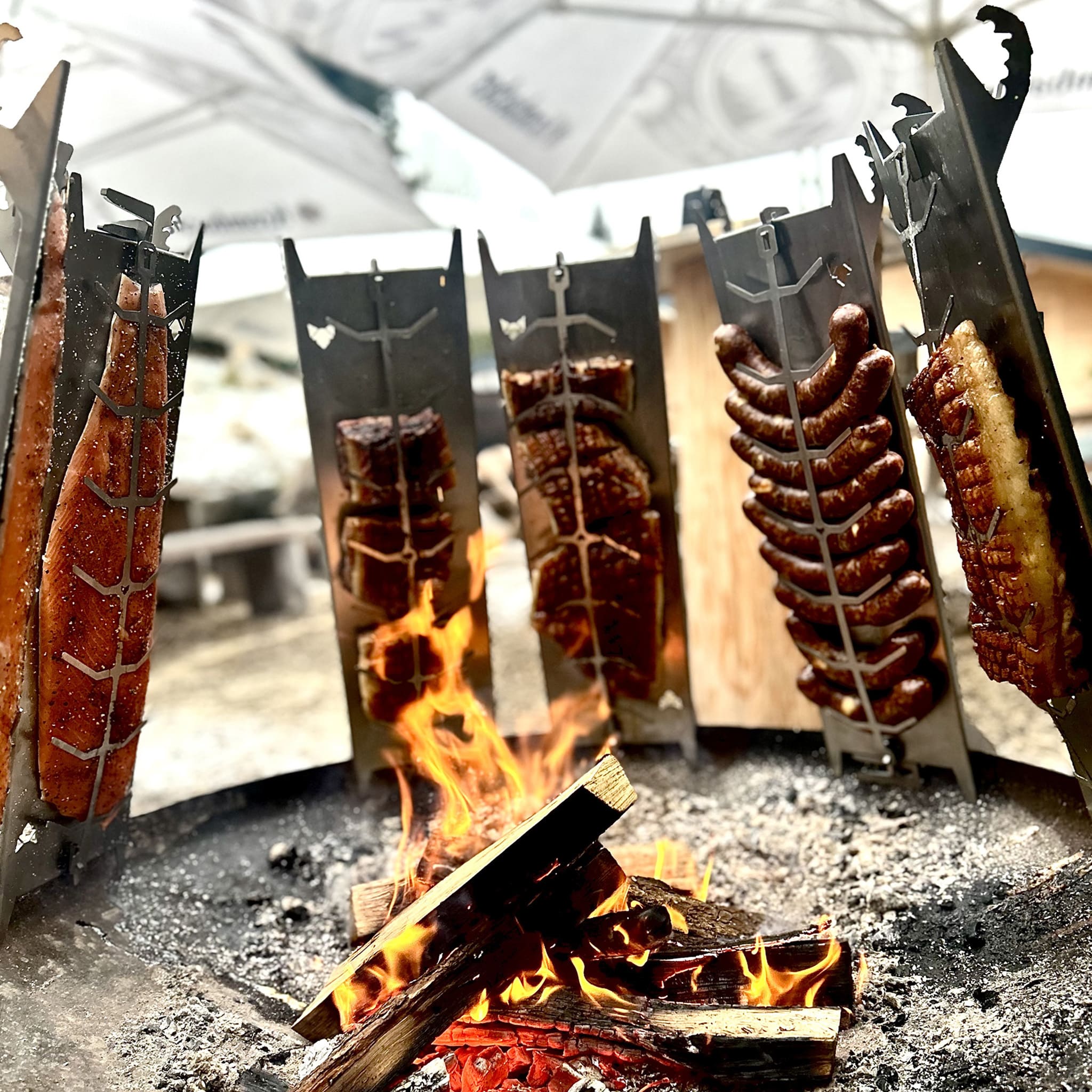 Flammlachshalter am Grill