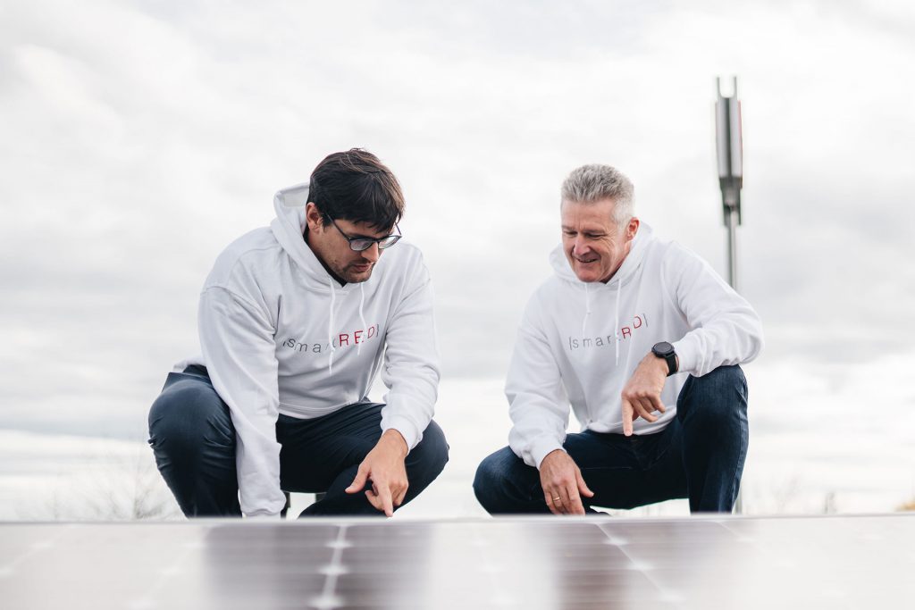 Mitarbeiter an einer Solar-Mieterstromanlage