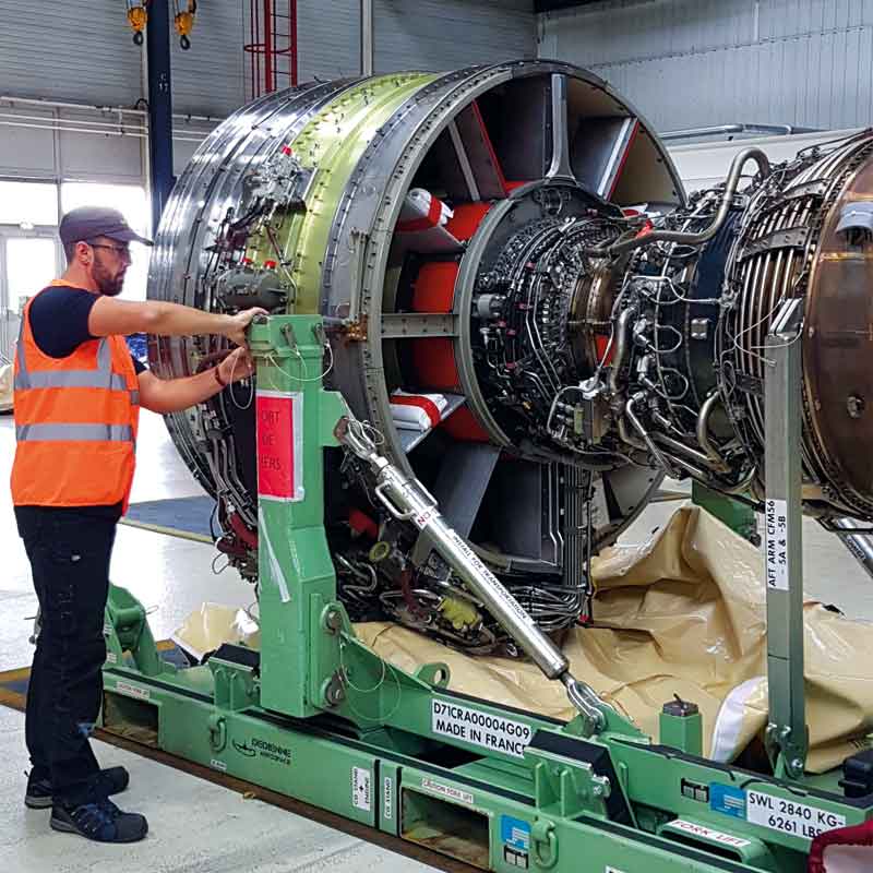 Reparatur eines Engine Stands im Kundendienst