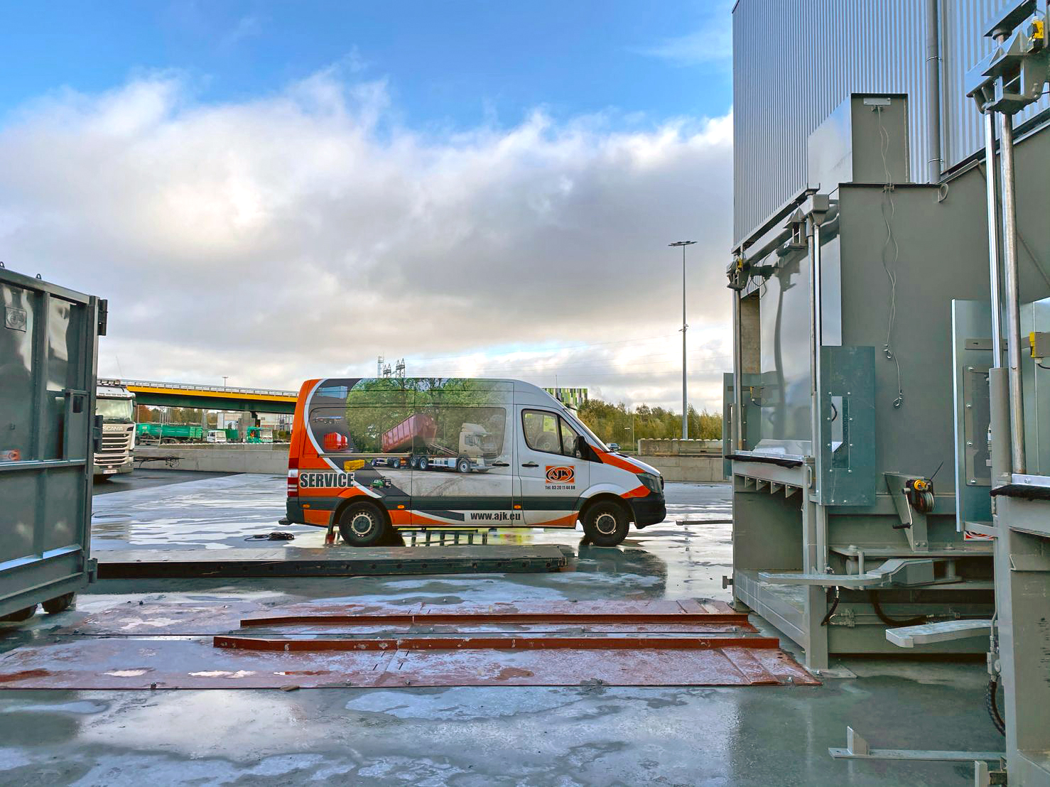 Servicetechniker mit Servicefahrzeug