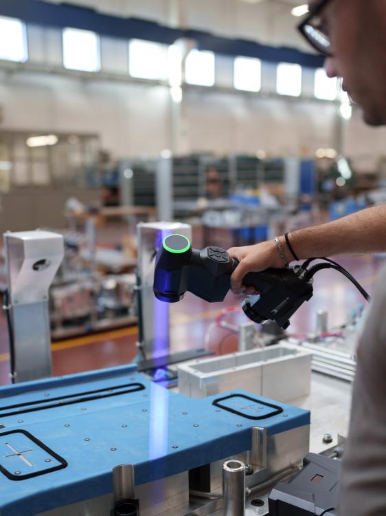 Techniker prüft Werkzeug