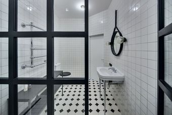 Glastrennwandsystem in Duschen