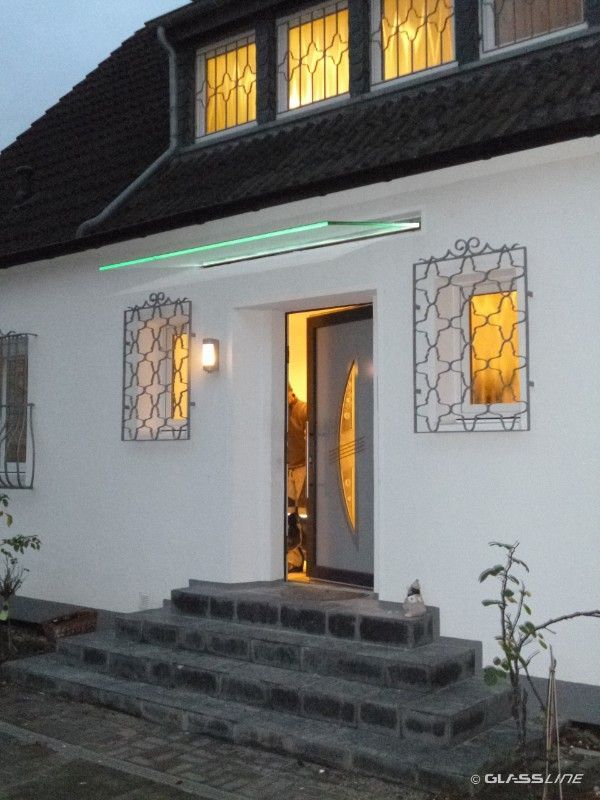 Gläsernes Vordach am Wohnhaus