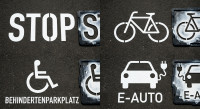 Schablonen für Markierungen auf der Straße