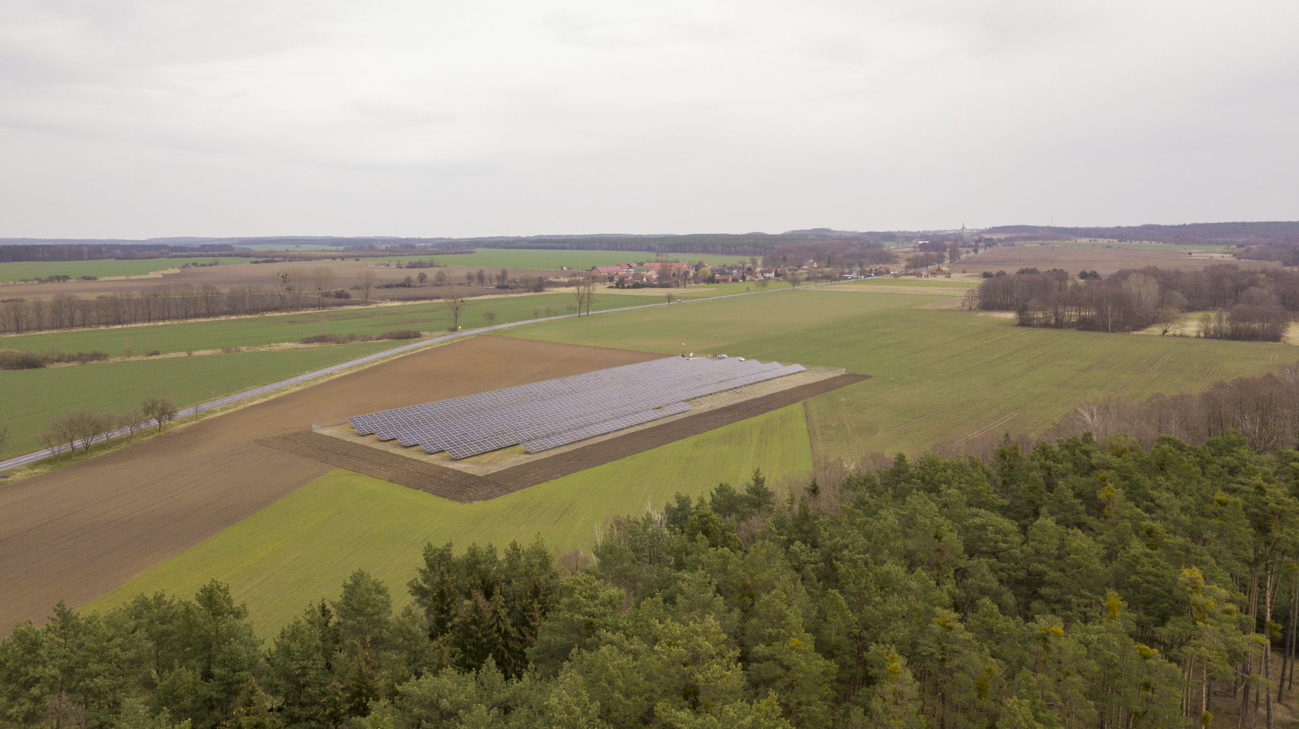 Luftaufnahme einer Freiflächen-PV-Anlage