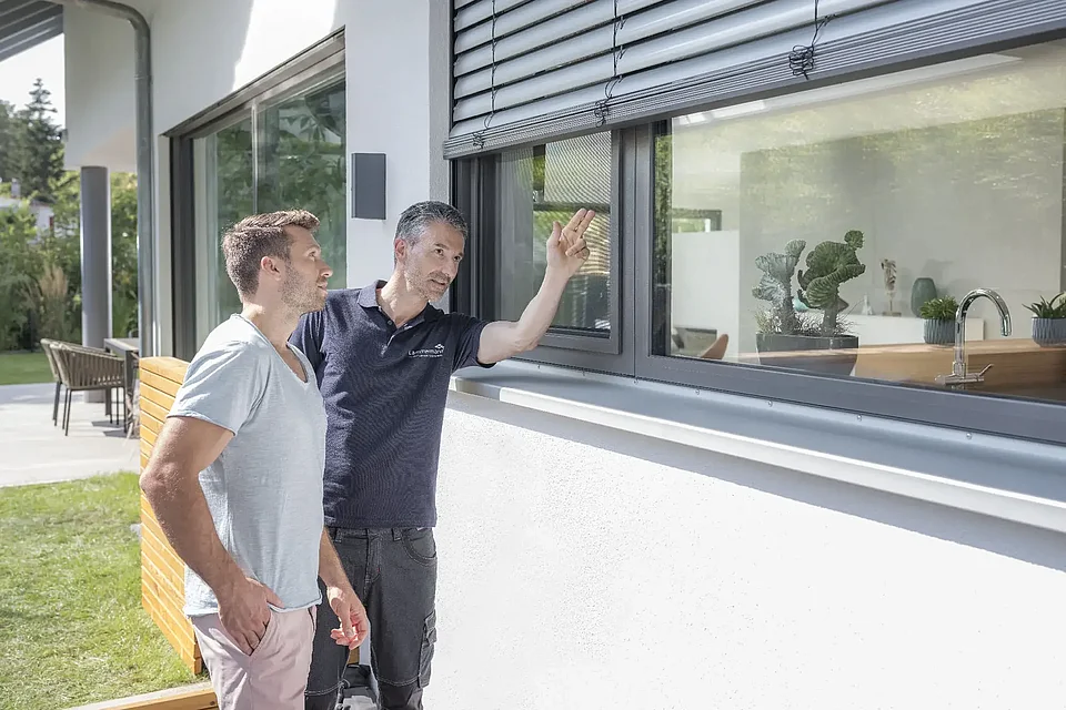 Montage eines Fliegengitters am Fenster