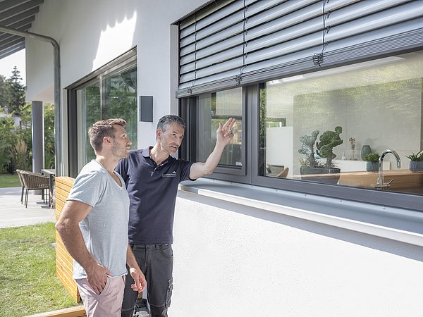 Beratung zu Rollo und Spannrahmen am Fenster