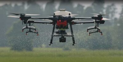 DJI Agras T30 mit Streuer