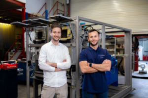 Pascal Peschke und Dennis Kreher vor der TRIPLE-ICE 100