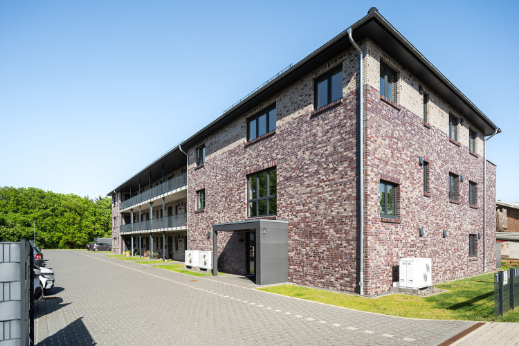 Mehrfamilienhaus mit zweifarbiger Klinkerfassade