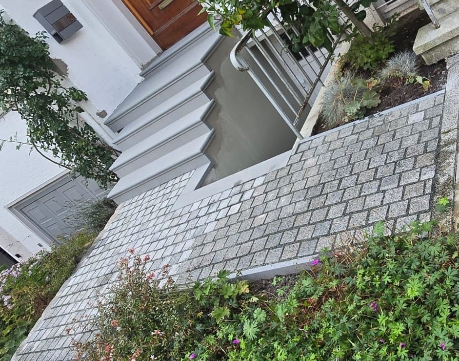Außentreppe PIETRA SERENA mit Planpflaster