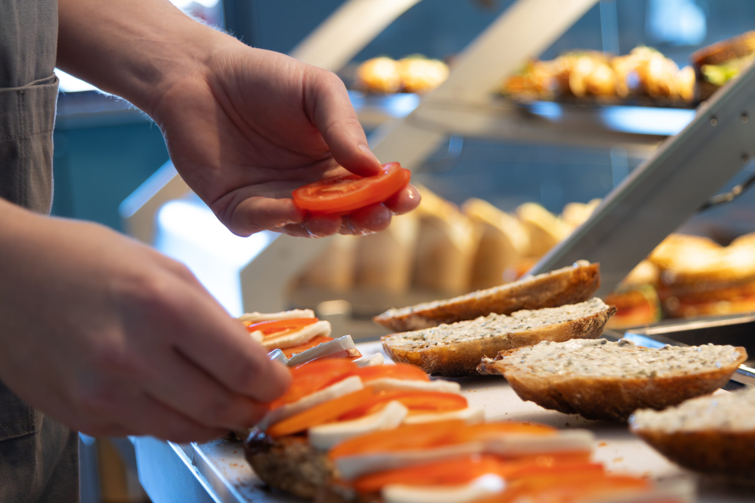 Produktzubereitung Tomate-Mozzarella-Brötchen