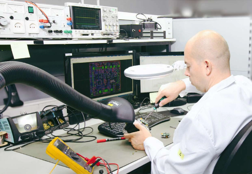 Mitarbeiter bei der Reparatur in der Werkstatt
