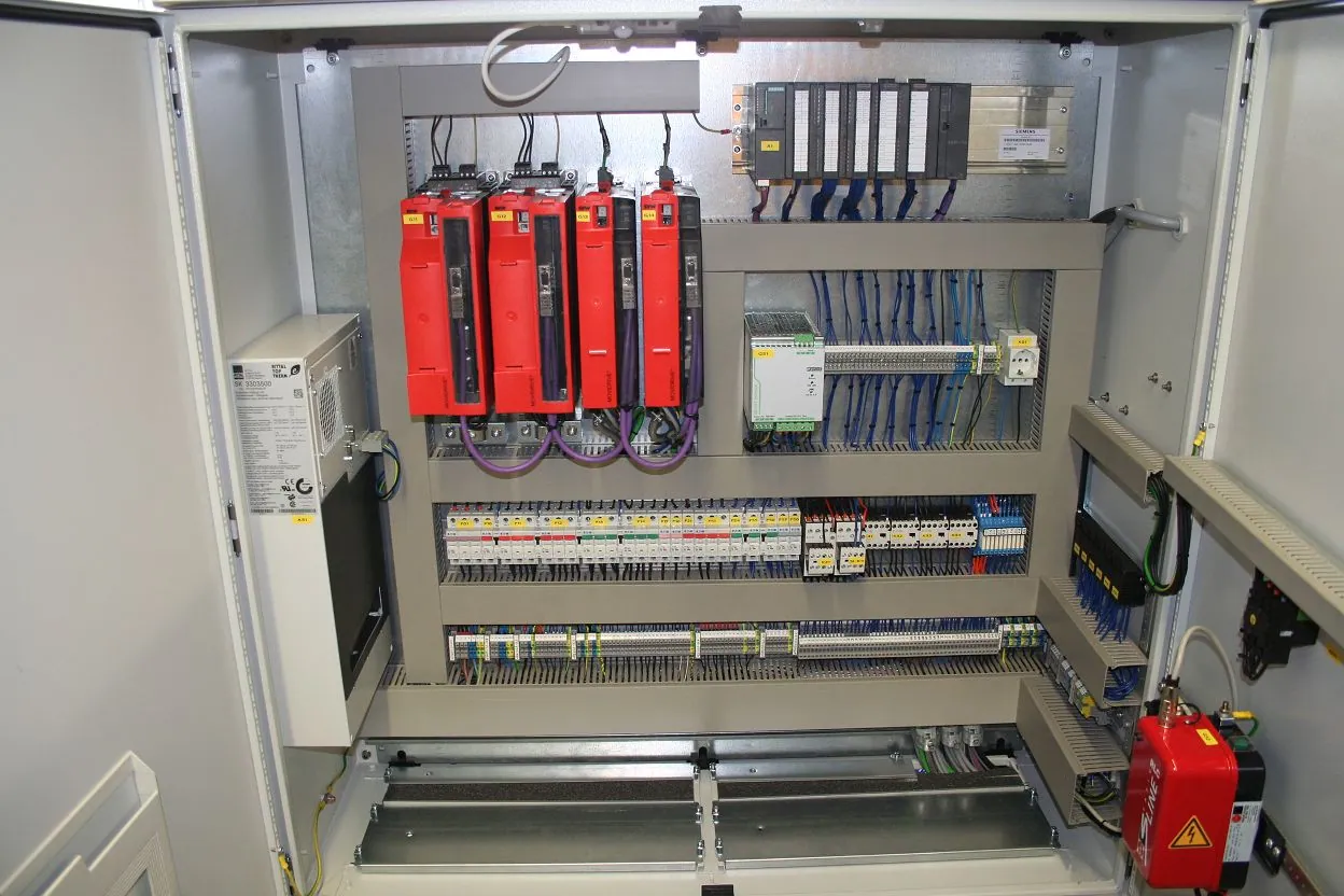Elektrik- und Steuerungsbau im Schaltschrank
