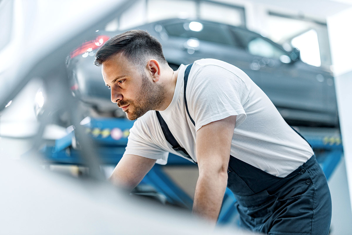 Mechaniker in der APZ-Werkstatt