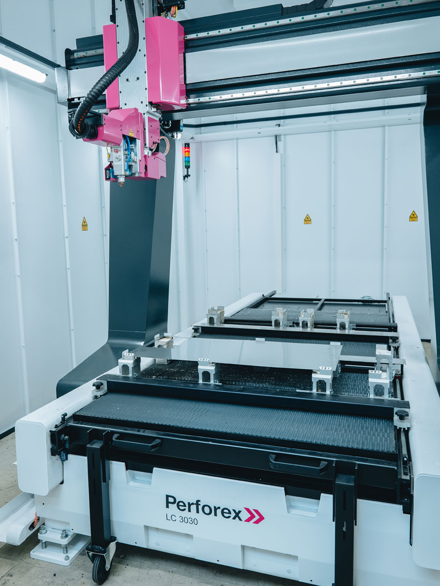 Lasercenter Perforex LC 3030 in der Fertigung