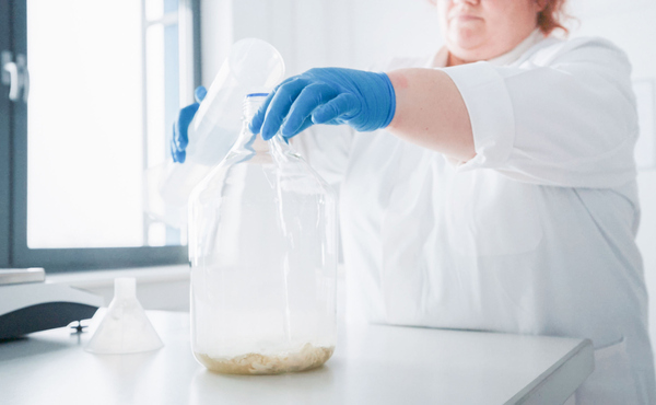 Mitarbeiterin im hausinternen Labor