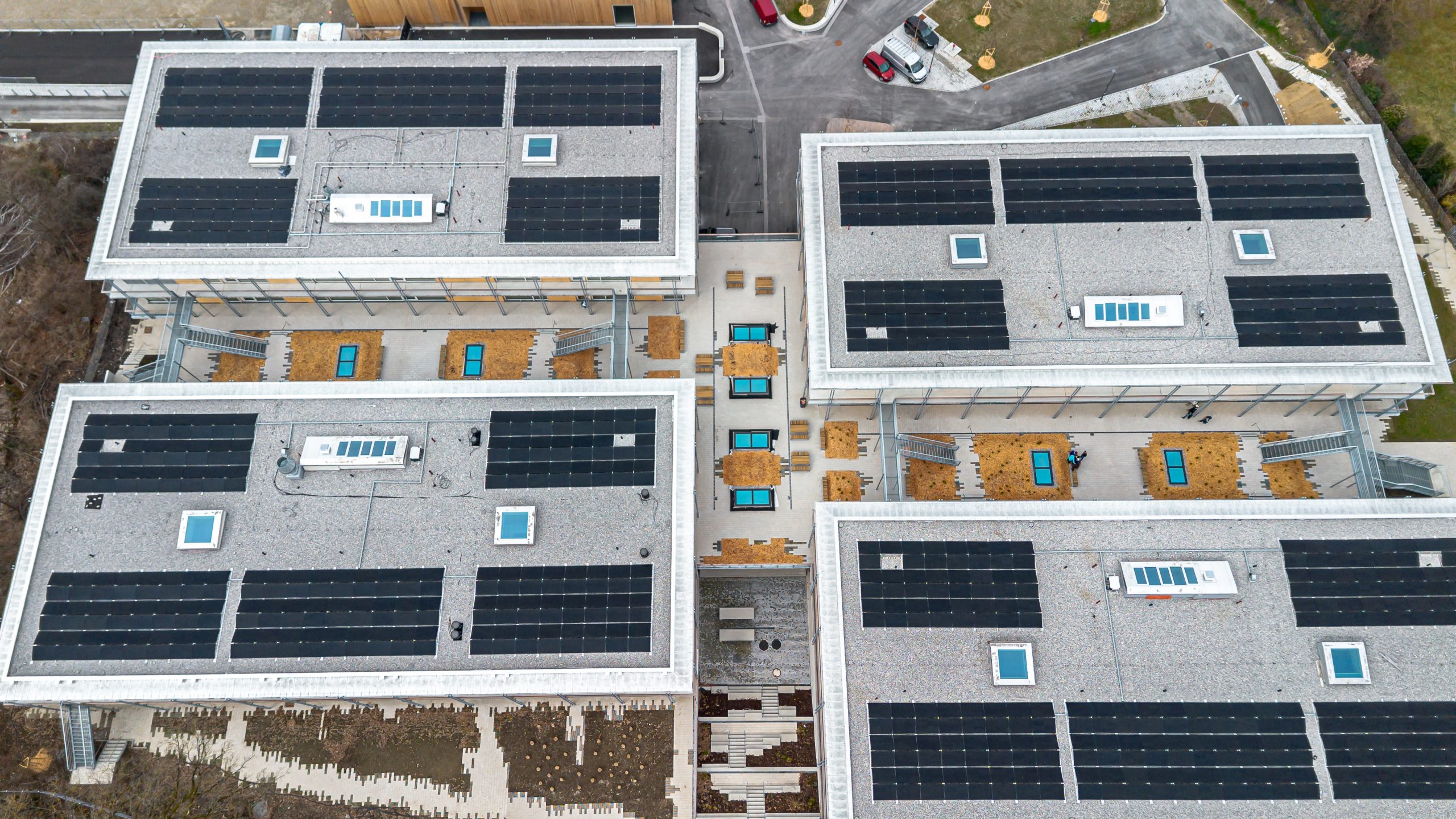 Gymnasium Herrsching – Dachmontage der PRISMA® PVT RBX Module