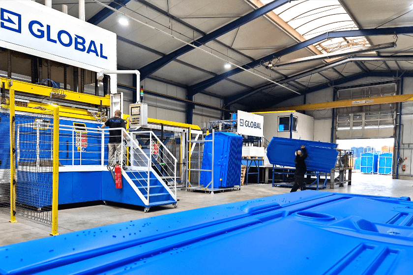 Produktion blauer Kunststoffkomponenten in der GLOBAL Fertigungshalle