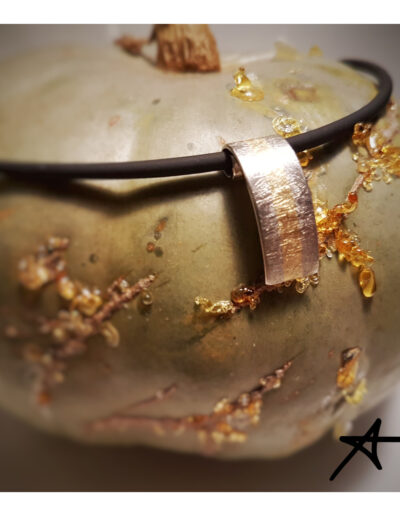 Ring mit Streifenstruktur