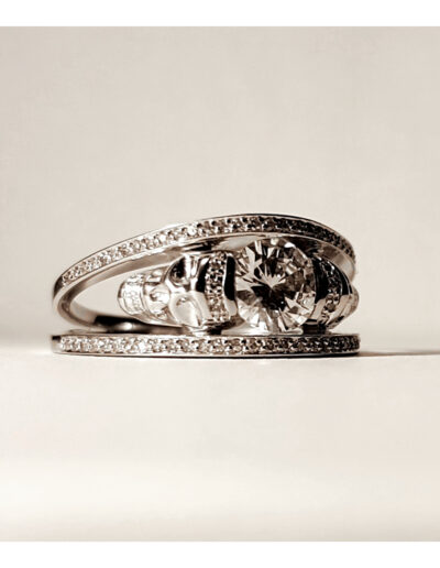 Verlobungsring mit Brillanten und Totenkopf in Weißgold