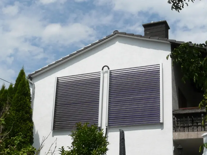 Vertikale Fassadenmontage an einem Einfamilienhaus