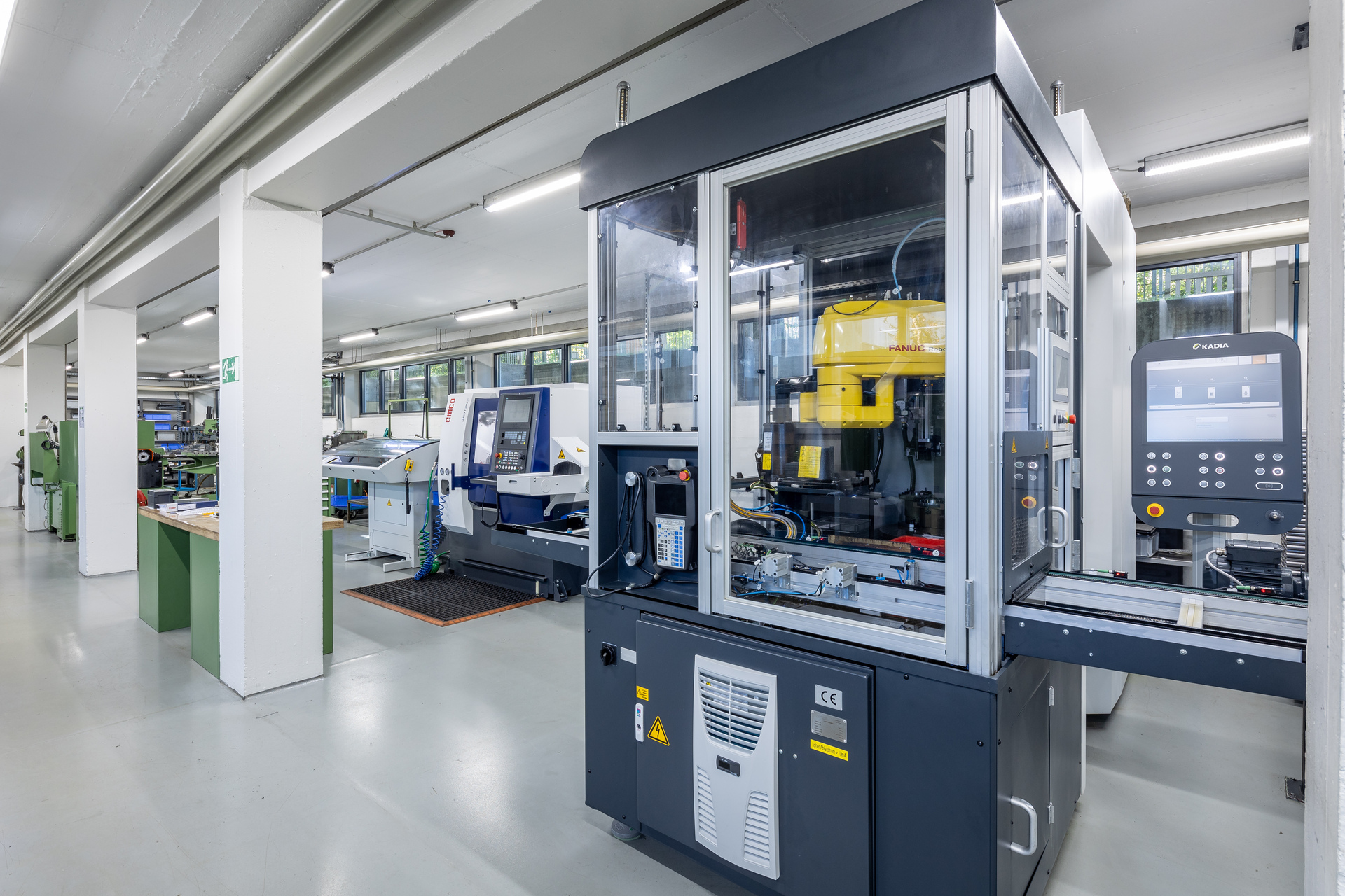 Produktionslinie mit automatisierten CNC-Maschinen und Roboterzelle