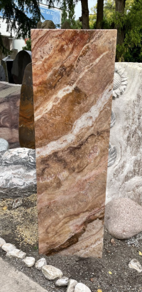 Ocean Beige-Stele mit plastischer Efeuranke