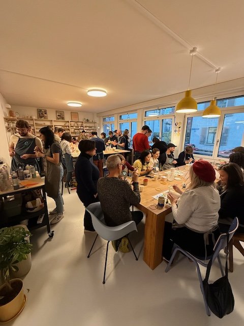 Gemeinschaftsbereich am langen Holztisch