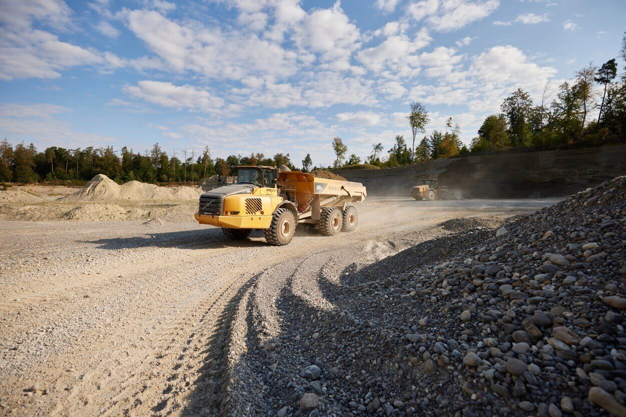 Bagger im Kiesabbaugebiet