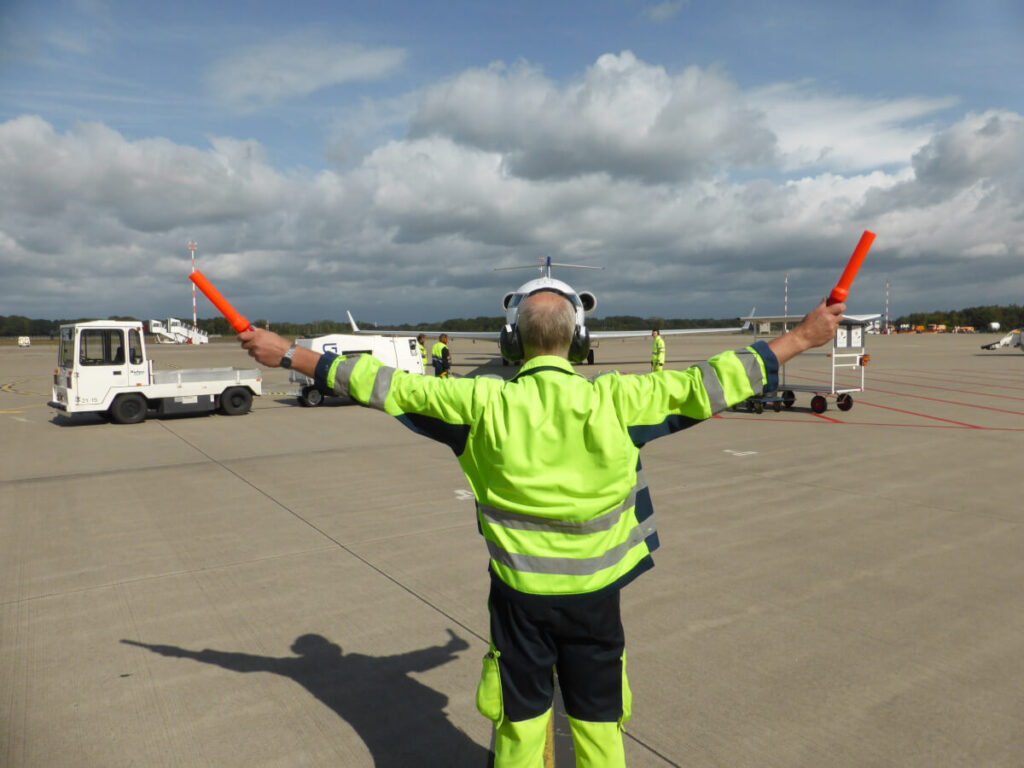 LED-Einwinkstab (Marshalling Wand) im Einsatz