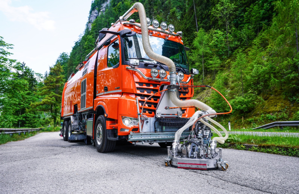 Straßenkehrmaschine mit Behälteraufbau