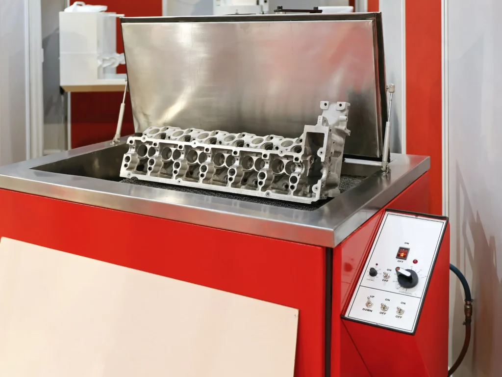 Ultraschallreinigungsanlage mit Trockenofen