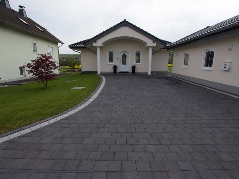 Gestaltete Hofeinfahrt mit HEUS-Betonwaren