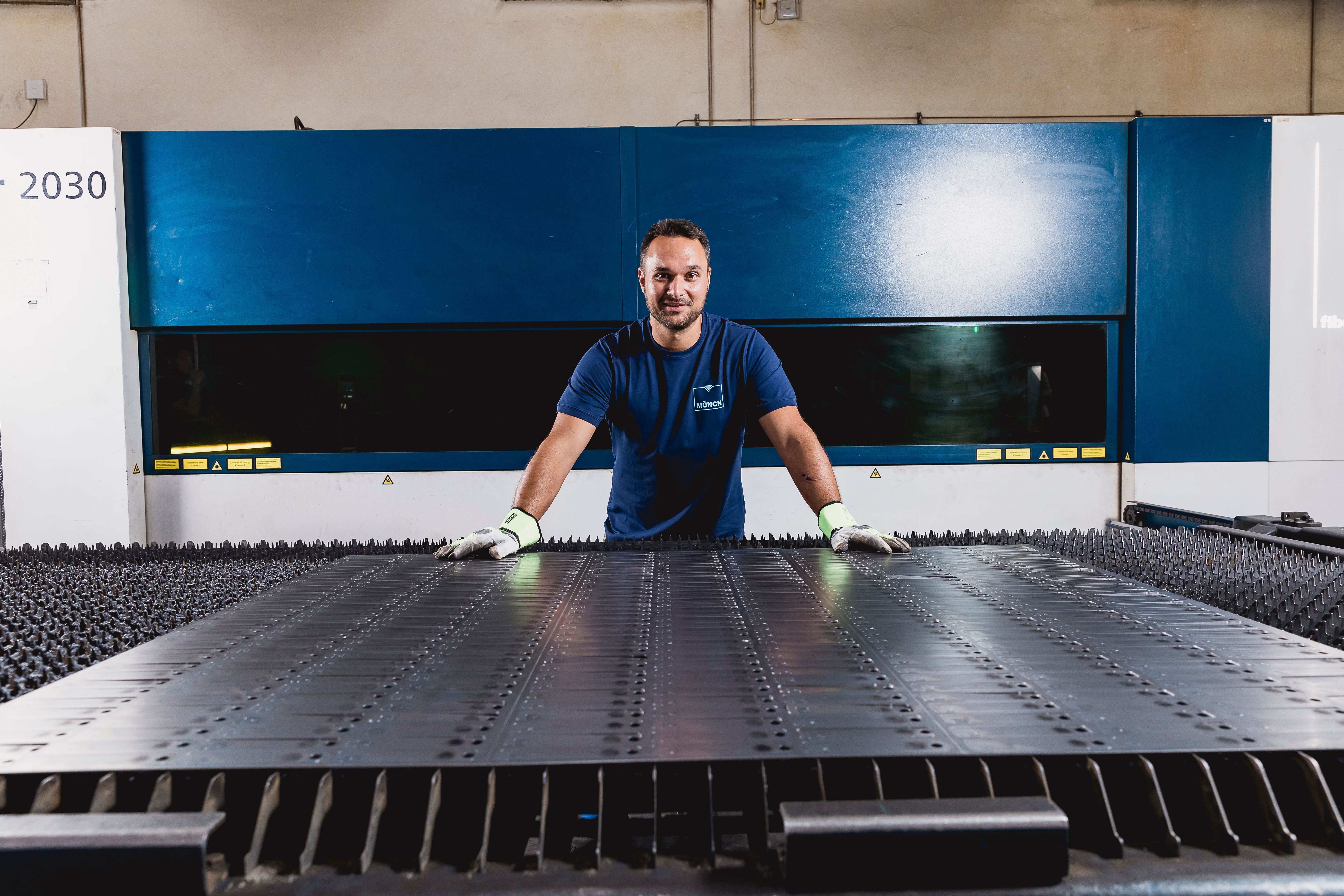 Mitarbeiter an Lasermaschine